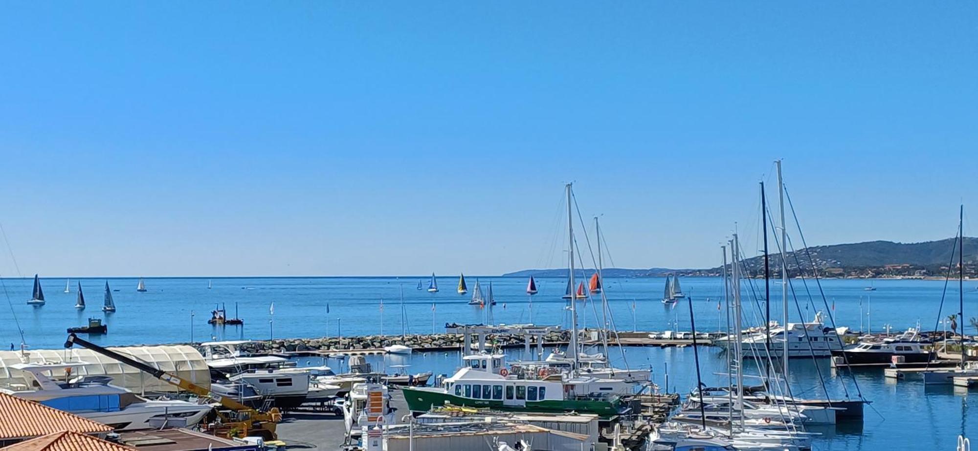 Apartment Sublime Vue Mer,parking,wifi Frejus